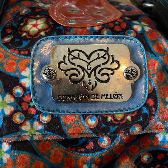 Large vibrant purse/bag with multiple zippers and snaps. Made in Mexico. - Picture 15 of 16